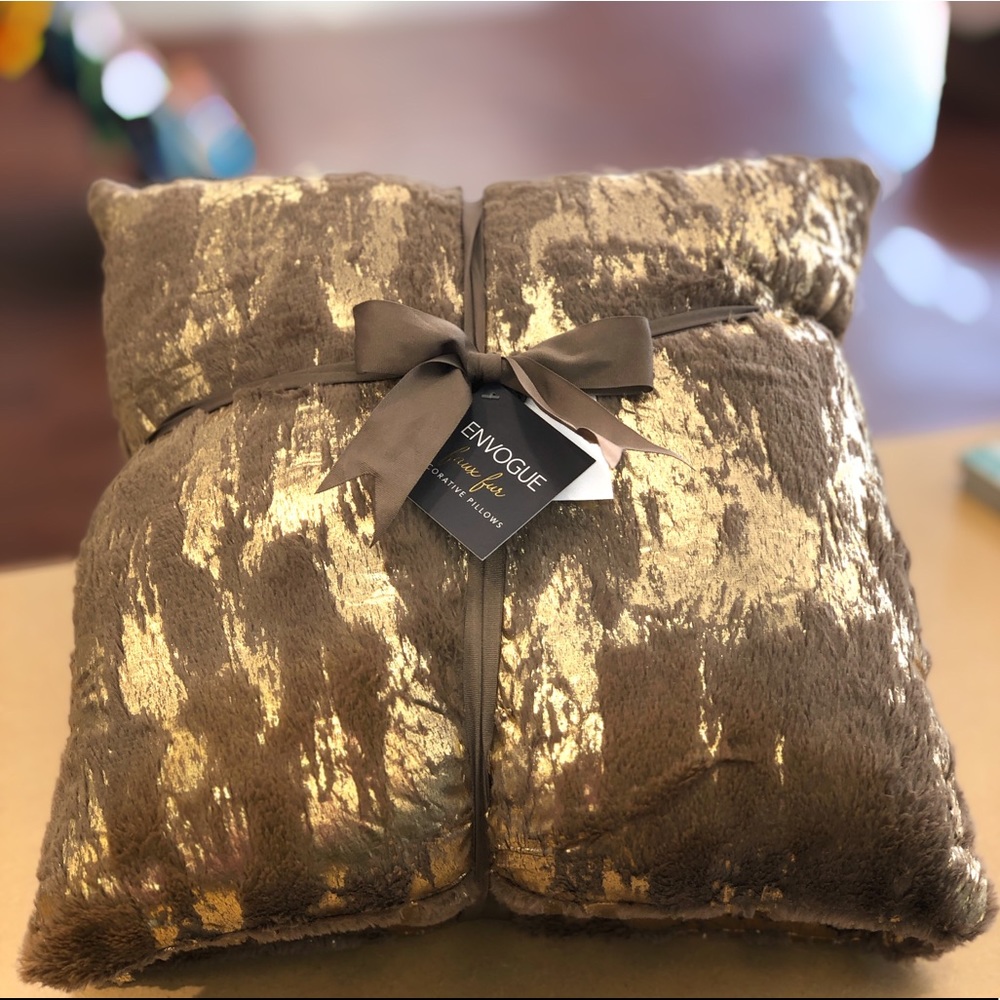NWT accent pillow set